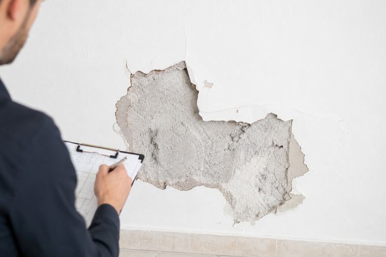 Superficie di un muro marrone ripresa da vicino, con segni di usura e piccole imperfezioni
